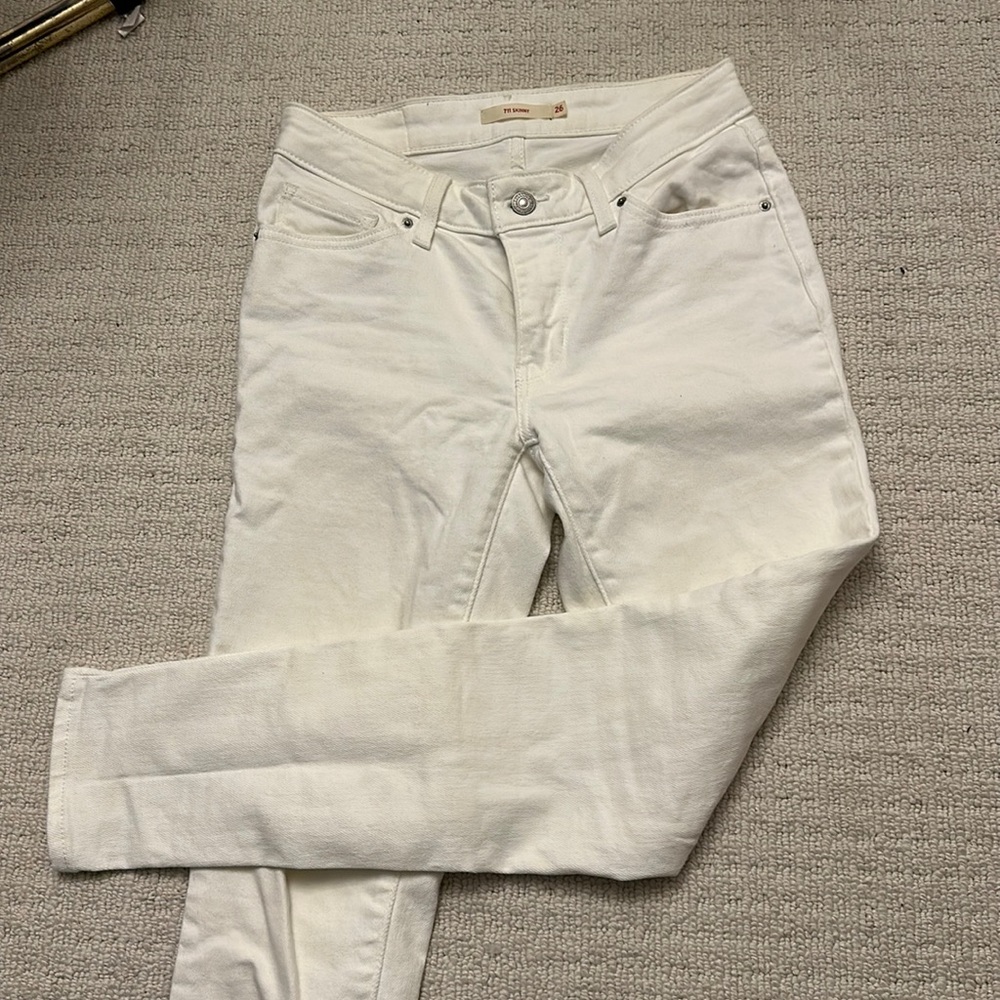 White 26” Levi’s skinny jeans